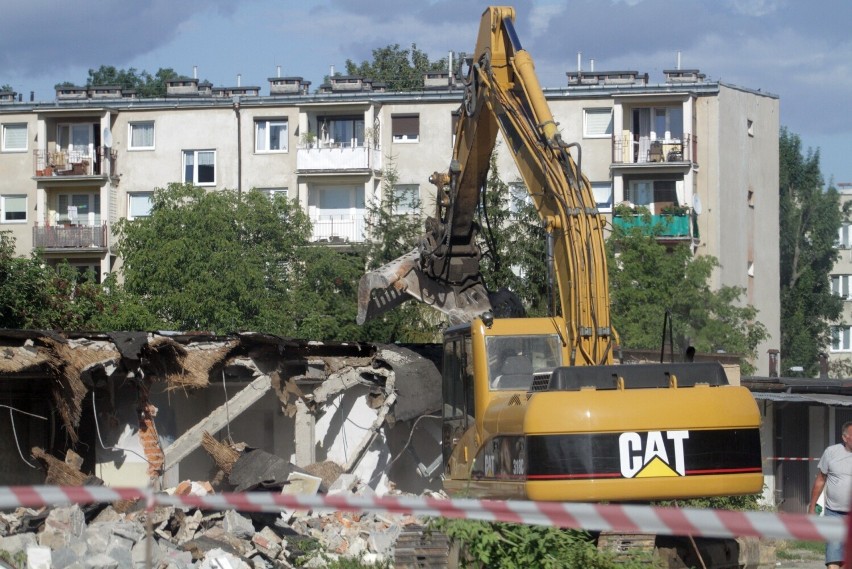 Wielkie wyburzanie w centrum Tarnobrzega. Przed laty były tam pomieszczenia biurowe. Zobacz zdjęcia