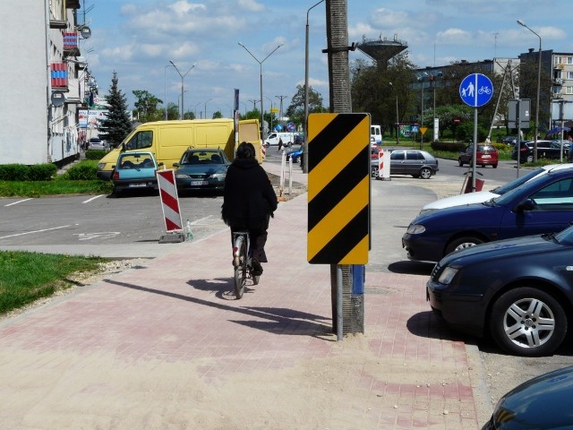 Lampa, stojąca na środku ścieżki rowerowej powstającej na ul. Leszka Czarnego w Radomsku