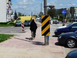 Słup straszy na ścieżce rowerowej przy ul. Leszka Czarnego w Radomsku