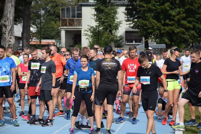 Bieg Przemysława w Pleszewie tym razem rozpoczął się na stadionie  [ZDJĘCIA ZE STARTU]