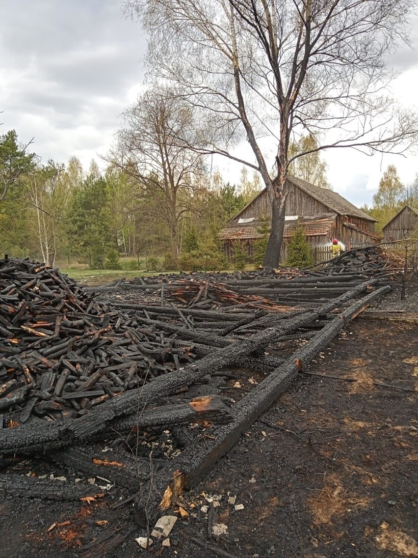 Wiśniewo. Pożar stodoły w gminie Ostrów Mazowiecka. 3.05.2022. Zdjęcia