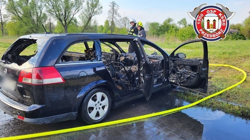 Pożar w Przedborzu. Na terenie myjni płonął samochód osobowy. ZDJĘCIA