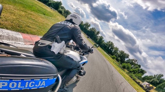 Policjanci ruchu drogowego z województwa kujawsko-pomorskiego doskonalili umiejętność jazdy motocyklem na terenie„Kartodromu PZMot” w Bydgoszczy