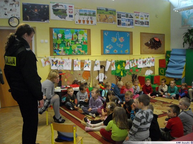 Na cykl spotkań z zerówkami w powiecie suwalskim wyruszyli funkcjonariusze i pracownicy cywilni z Wydziału Prewencji suwalskiej policji. Wczoraj dotarli do klas zerowych w Szkole Podstawowej nr 4 w Suwałkach.