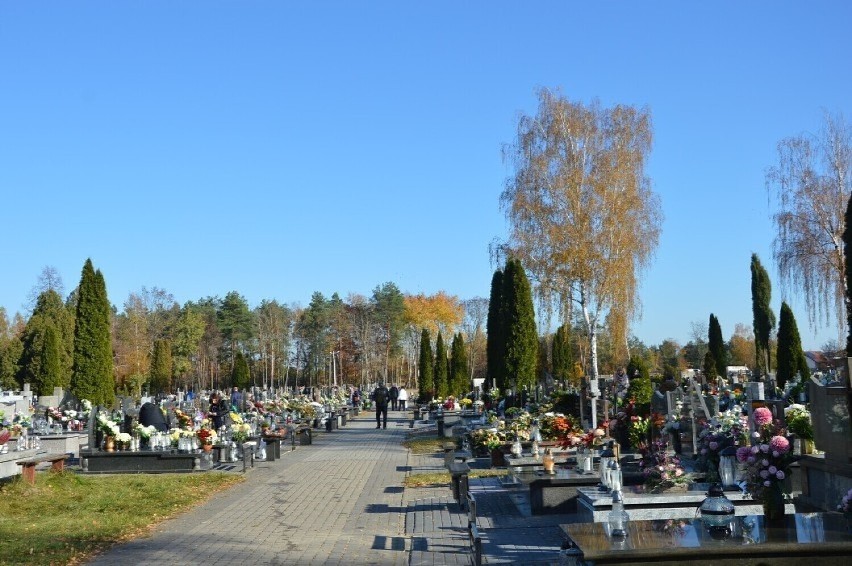 Nowy cennik oraz regulamin cmentarza przy ul. Dąbrowskiej w Tomaszowie. O ile rosną ceny? Czego nie wolno?