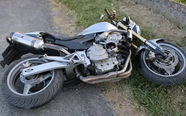 W Osieku doszło do zderzenia samochodu osobowego z motocyklem. Kierujący jednośladem trafił do szpitala