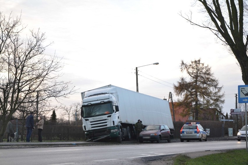 Ciężarówka wypadła z drogi 55 w Malborku [ZDJĘCIA]. Zawinił... hamulec ręczny innego samochodu