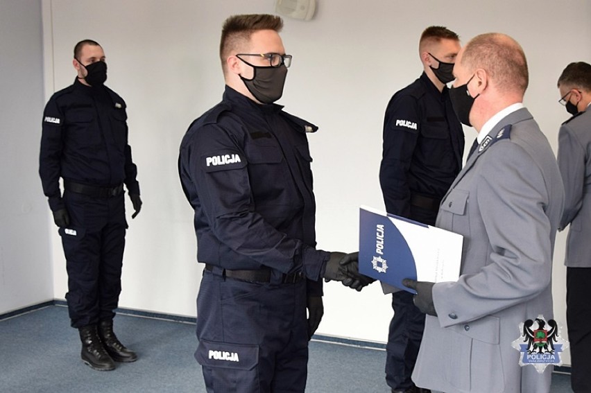 Nowi policjanci w Wałbrzychu. Pełni wiary i nadziei złożyli ślubowanie służyć wiernie Narodowi Polskiemu 