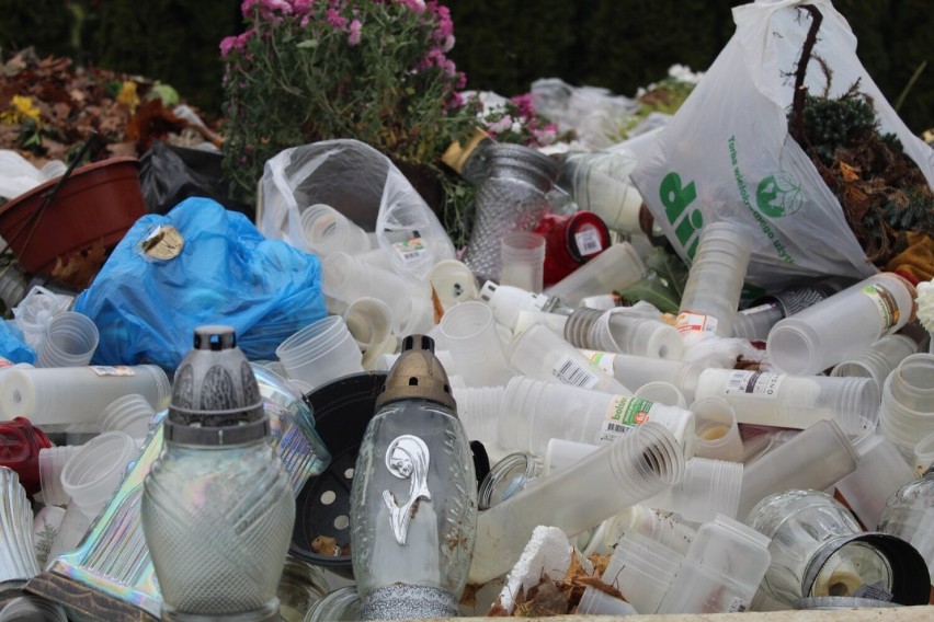 Sto ton śmieci rocznie na cmentarzu przy Osieckiej w Lesznie ZDJĘCIA 