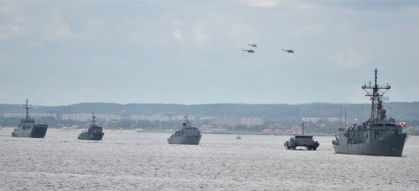Gdynia: Święto Morza i Marynarki Wojennej 2013. Parada morska i lotnicza na Bałtyku [ZDJĘCIA]