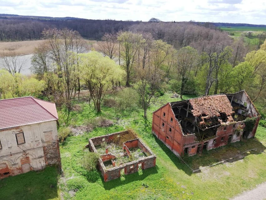 URBEX. Bunkry Zachodniopomorskie: tak niszczeje zabytkowy, XIV-wieczny zamek Joannitów w Swobnicy (gmina Banie, powiat gryfiński). ZDJĘCIA