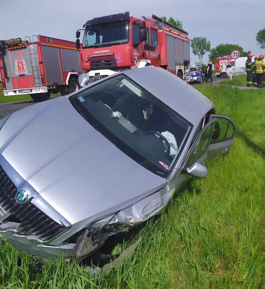 Wypadek w Kodrębie. Sprawca zjechał na przeciwległy pas i doprowadził do zderzenia. ZDJĘCIA