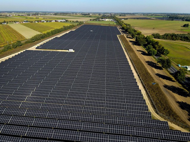 Hektary z panelami solarnymi pod Lesznem  -to część projektu Lipno Solar Park, który zajmie łącznie aż 70 hektarów