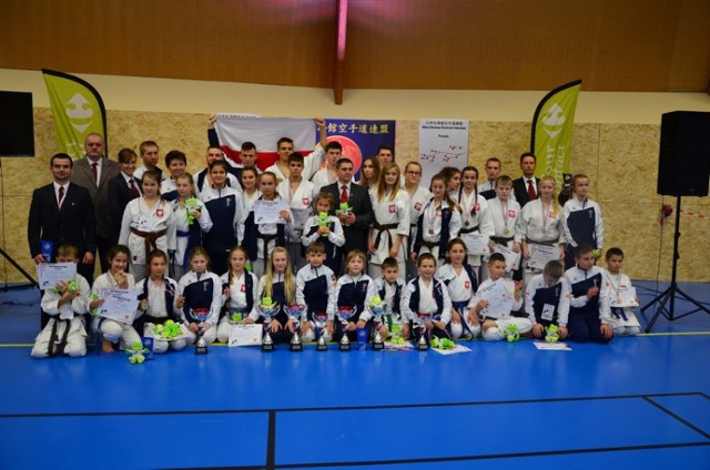 Karatecy z Poddębic i Uniejowa zdobyli kilkanaście medali na Pucharze Europy we Francji