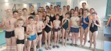 Malbork. Sekcja Pływacka MAL WOPR zakończyła sezon wyścigami sztafet i pomogła stowarzyszeniu Reks