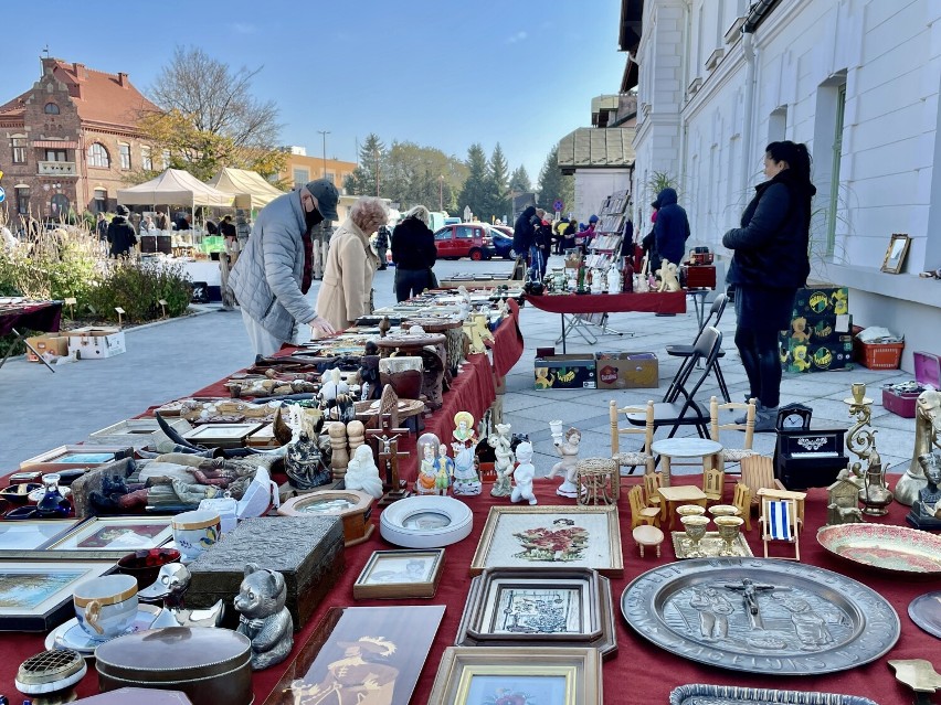 Jarmark Staroci i Rękodzieła w Krośnie. Dużo wystawców i mnóstwo przedmiotów retro na placu przy Etnocentrum Ziemi Krośnieńskiej [ZDJĘCIA]