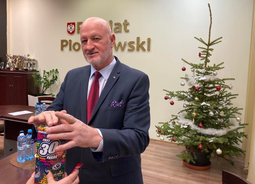 Zbiórka datków do puszki WOŚP w piotrkowskim starostwie