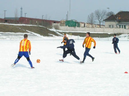 Mecz Kolejarza z Brdą do najciekawszych nie należał, na co niemały wpływ miało pokryte śniegiem boisku.