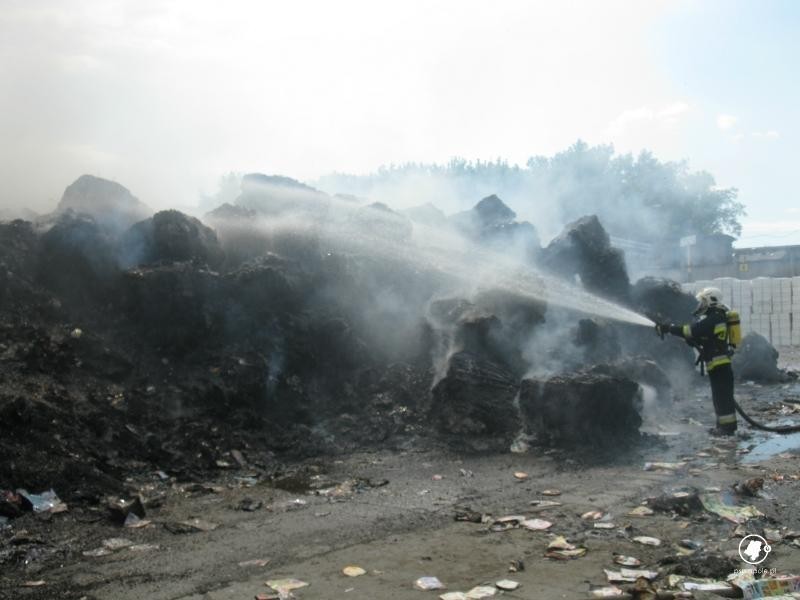 Ogromny pożar w zakładach papierniczych w Krapkowicach [ZDJĘCIA]