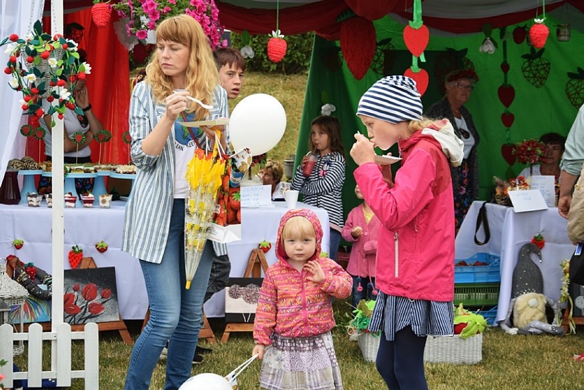 Góra Puławska. Trwa Święto Truskawki