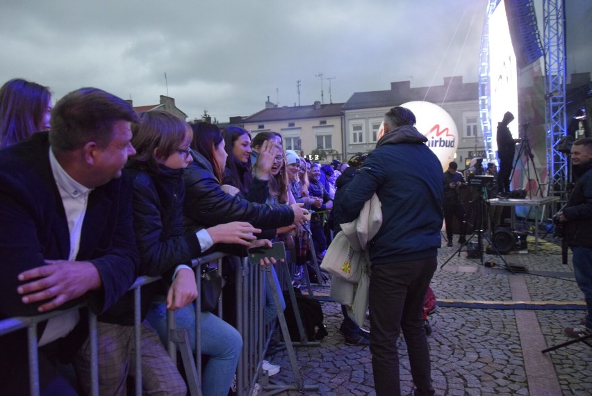 Skierniewice. Koncert Andrzeja Piasecznego na scenie głównej Święta Kwiatów, Owoców i Warzyw