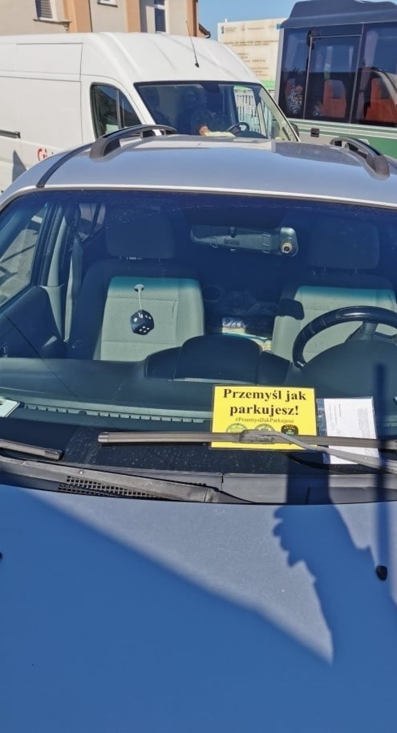 Na pierwszych, źle zaparkowanych samochodach w Przemyślu...