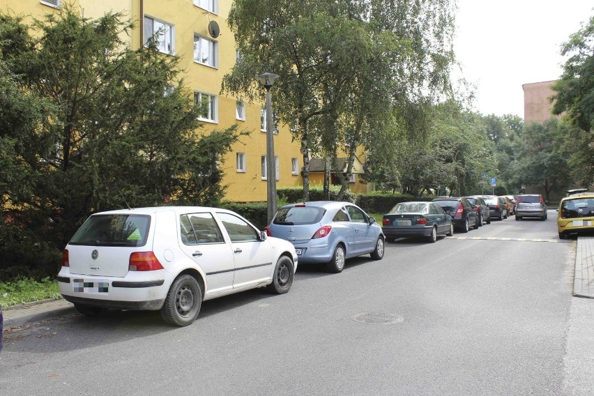 Mieszkańcy podkreślają, że walka o miejsca na parkingu trwa...