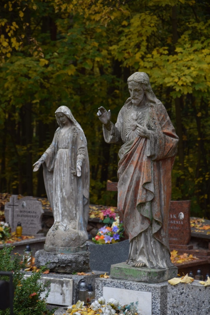 Tu spoczywają księża i zakonnice. Tak wyglądają groby duchownych pochowanych na sokólskim cmentarzu