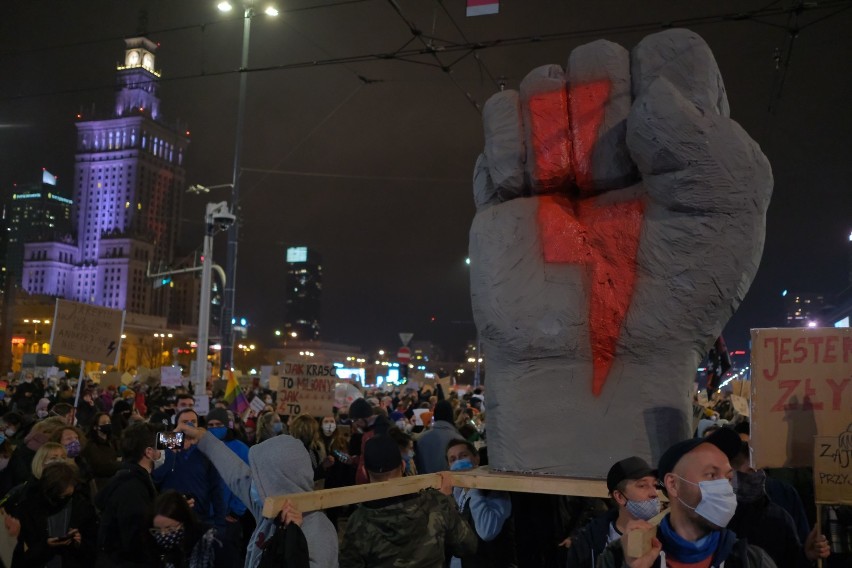 Strajk Kobiet. Ruszył wielki ''Marsz na Warszawę". Tysiące protestujących, na ulicach wojsko