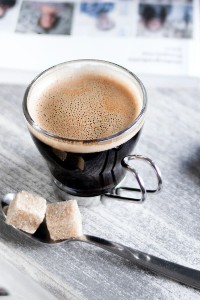 Słodzisz kawę lub herbatę? Przez słodki dodatek ryzyko zachorowania na raka rośnie