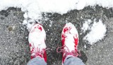 Jak dbać o buty, gdy pada śnieg? Domowe sposoby na zabezpieczenie obuwie zimowego. Co zrobić, żeby śnieg i sól nie niszczyły butów??