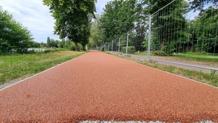 Trwa modernizacja parku w Zgierzu. Ku końcowi zmierza wymiana nawierzchni ścieżki spacerowej ZDJĘCIA