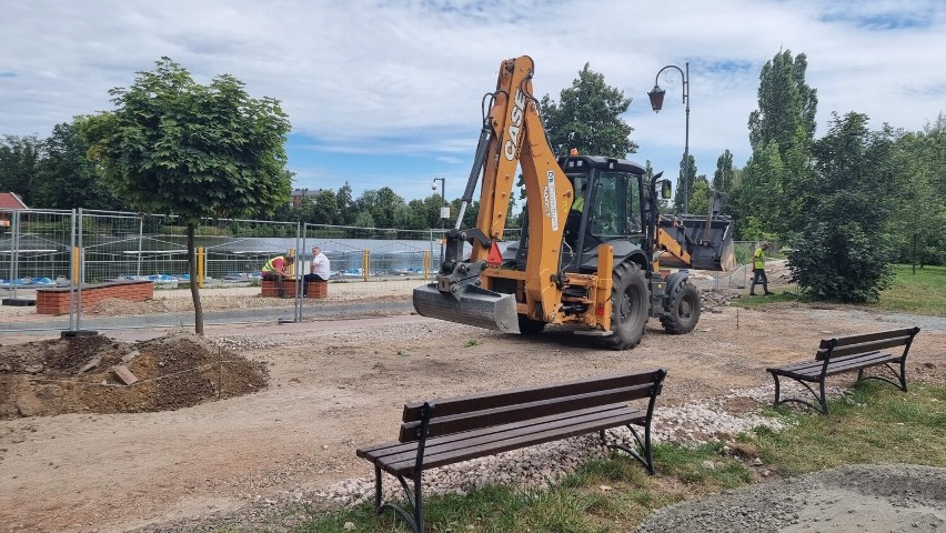 Trwa modernizacja parku w Zgierzu. Ku końcowi zmierza wymiana nawierzchni ścieżki spacerowej ZDJĘCIA