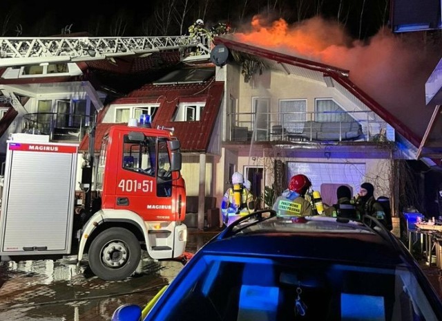Policjanci ewakuowali dwóch mężczyzn z płonącego budynku, Bełchatów, 6 lutego 2024 r.