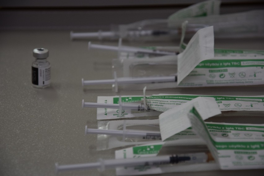 Ruszyły szczepienia przeciwko Covid-19 w szpitalu w Szczecinku [zdjęcia]