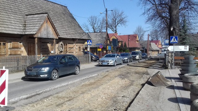 Zabytkowe domy w Chochołowie niszczeją przez to, że znajdują się tuż przy ruchliwej ulicy. Obwodnica ma temu zapobiec.