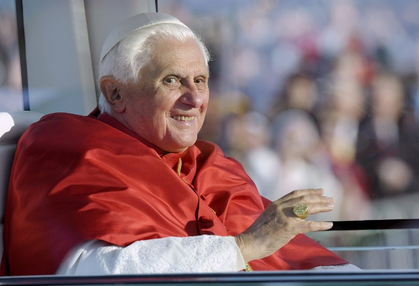 Papież Benedykt XVI tłumaczy, że nie czuje się już na siłach...