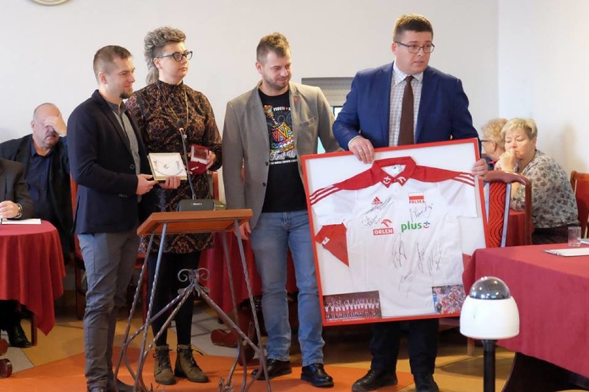 Złote serduszko i koszulka reprezentacji Polski - fanty na loterię WOŚP w Dąbkach
