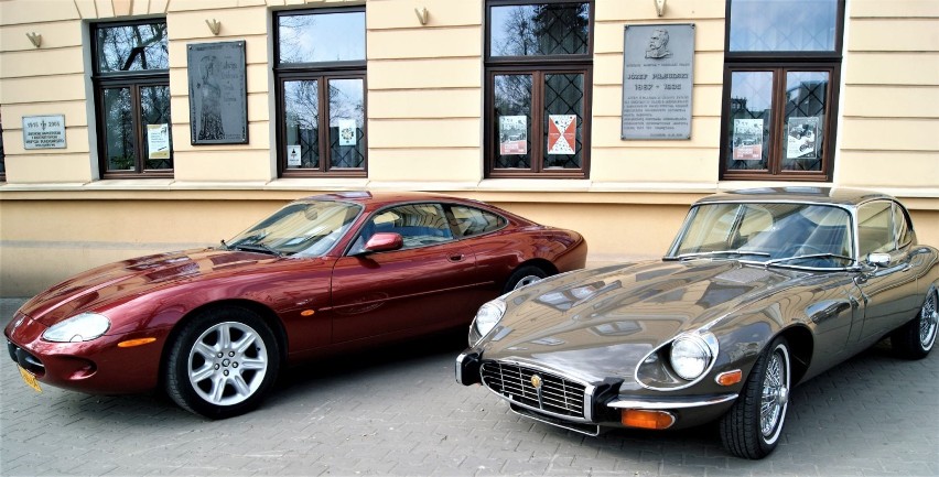 Wystawa zabytkowych pojazdów przed Muzeum Regionalnym w Radomsku 