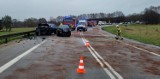 Zderzenie czołowe na krajowej "szóstce" w Pogorzelicach. Kobieta i dziecko w szpitalu