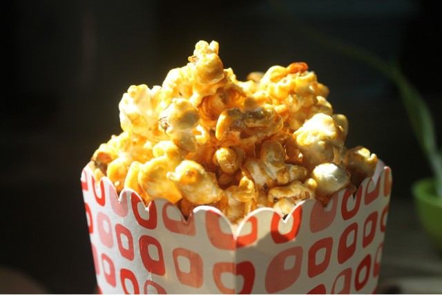 Prażony popcorn świetnie smakuje z karmelem. Kliknij strzałkę w prawo, aby zobaczyć inne zastosowanie popcornu.