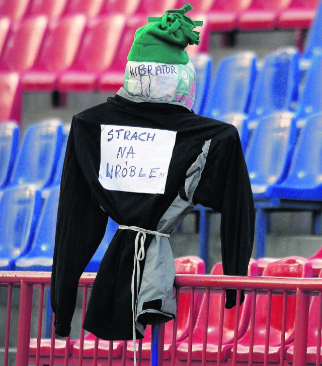 Strach na wróble na stadionie w Bytomiu