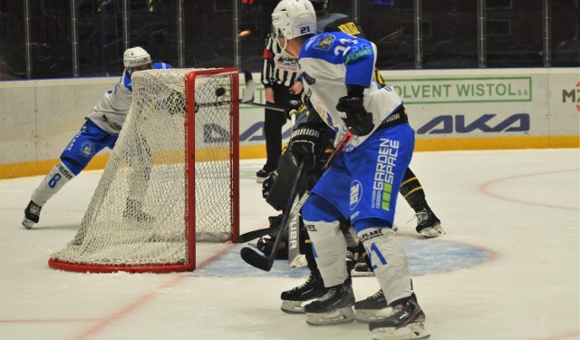 Ekstraklasa hokejowa: Re-Plast Unia Oświęcim - GKS Katowice 6:2. Na zdjęciu; Aleksander Szczechura z powietrza zbił krążek do bramki, zdobywając wyrównującego gola na 2:2.