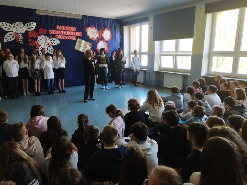 Uroczysty apel z okazji 232. rocznicy uchwalenia Konstytucji 3 Maja w Szkole Podstawowej w Jędrzejowie. Zobacz piękny występ uczniów