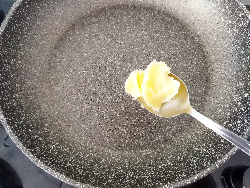 Na patelni rozgrzej masło klarowane i połóż szparagi.