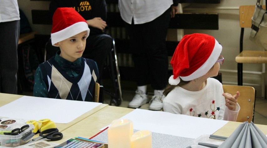 Warsztaty bożonarodzeniowe w Liceum "Konarskiego" w Radomiu. Młodzież i władze miasta przygotowały paczki dla dzieci ze szpitala