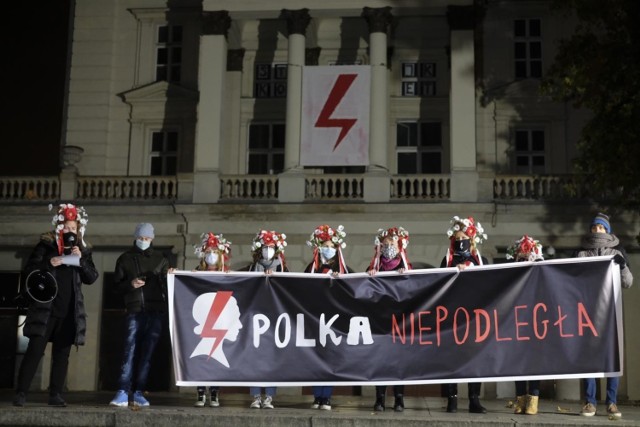 Miejski Konserwator Zabytków zwrócił się do ZKZL o zdjęcie symboli Strajku Kobiet z miejskiego budynku Arkadii