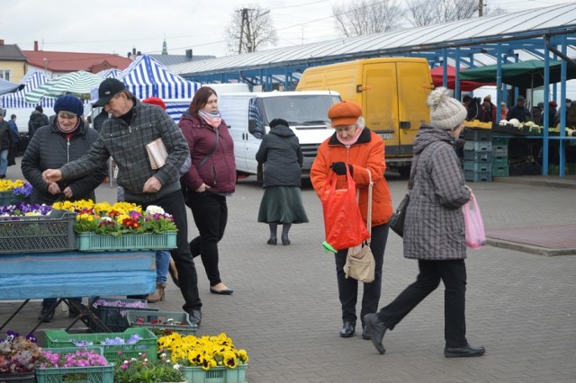 Czwartek to dzień targowy, kiedy na skierniewickim targowisku pojawia się najwięcej sprzedających i kupujących. 12 marca ta reguła się nie potwierdziła – kupujących było znacznie mniej, a i sprzedający również nie dopisali tak jak zwykle.