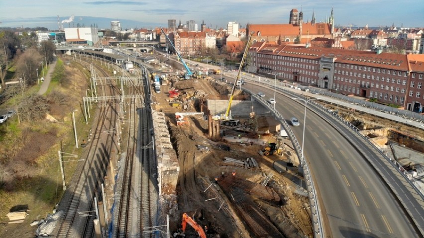 Kończy się rozbiórka starego wiaduktu na Biskupiej Górce. Obok powstaje parking kubaturowy [ZDJĘCIA]