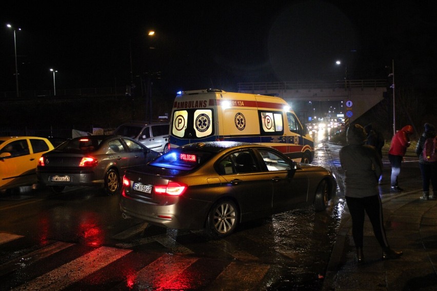 Wypadek na ulicy Warszawskiej w Wieluniu. 49-letnia kobieta potrącona na pasach AKTUALIZACJA